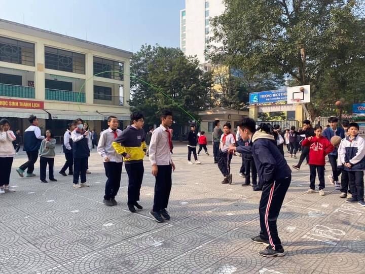 Học sinh lớp 8A2 lập kỉ lục nhảy dây tại cuộc thi nhảy dây cấp trường trong “Giờ ra chơi sáng tạo”
