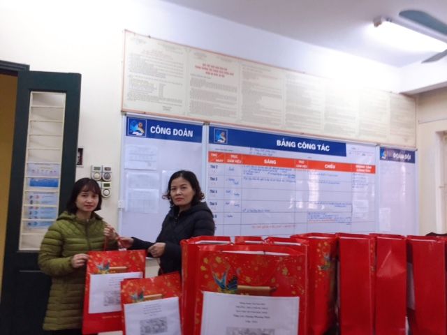Trường THCS Thống Nhất trao quà Tết cho học sinh có hoàn cảnh khó khăn