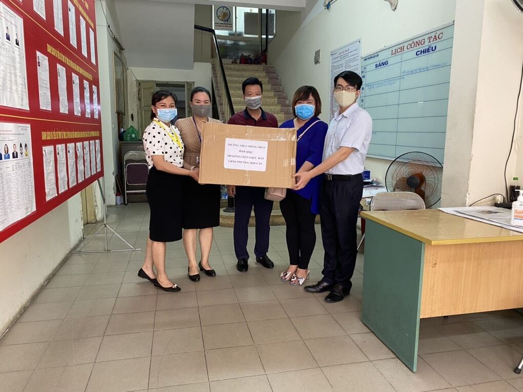 Trường THCS Thống Nhất ủng hộ lực lượng tuyến đầu chống dịch của quận Ba Đình