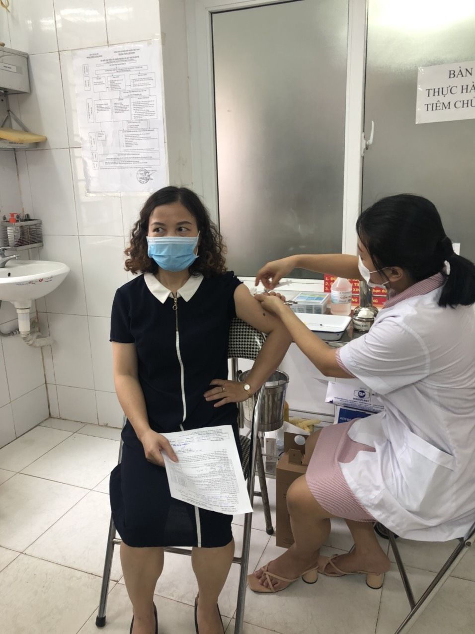 Giáo viên và cán bộ, công nhân viên trường THCS Thống Nhất được tiêm vacxin phòng bệnh COVID-19