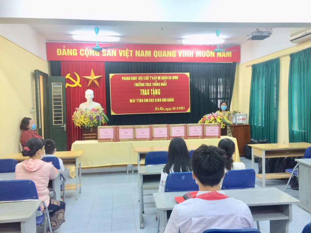 Học sinh Trường THCS Thống Nhất xúc động khi được tặng máy tính đúng dịp Tết trung thu