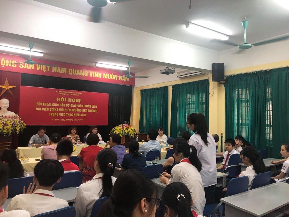 Hội nghị đối thoại giữa cán bộ giáo viên - nhân viên, đại diện CMHS với Hiệu trưởng Nhà trường trong việc thực hiện ATGT