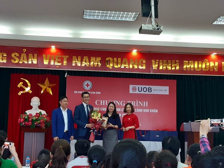 HỘI CHỮ THẬP ĐỎ QUẬN BA ĐÌNH TẶNG 100 SUẤT QUÀ CHO HỌC SINH CÓ HOÀN CẢNH KHÓ KHĂN