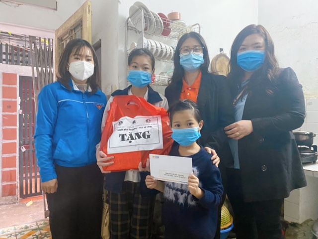 Xuân yêu thương - Quận Đoàn Ba Đình trao quà Tết cho học sinh có hoàn cảnh khó khăn Trường THCS Thống Nhất