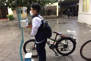 Học sinh tới trường học trực tiếp sau khi học trực tuyến