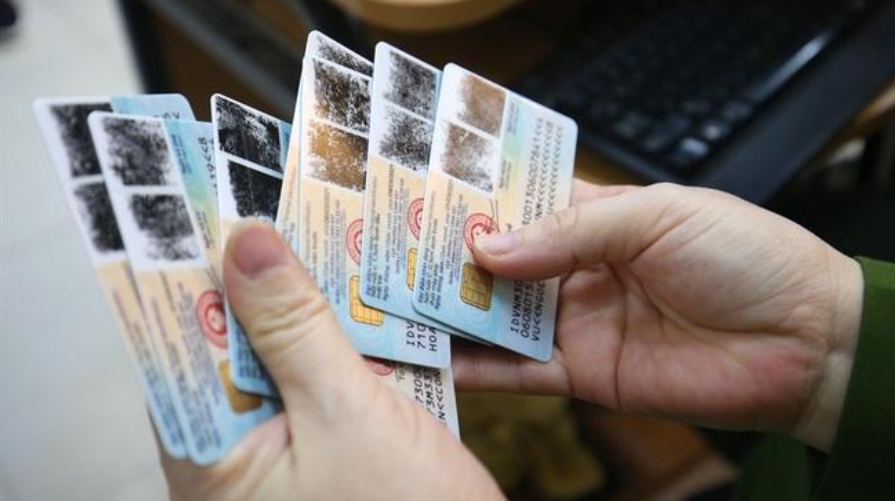 Đã có CCCD gắn chip nhưng vẫn sử dụng Chứng minh nhân dân cùng lúc, người dân có thể gặp rủi ro gì?