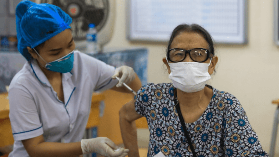 Tiêm vaccine COVID-19 mũi 4, những điều cần biết
