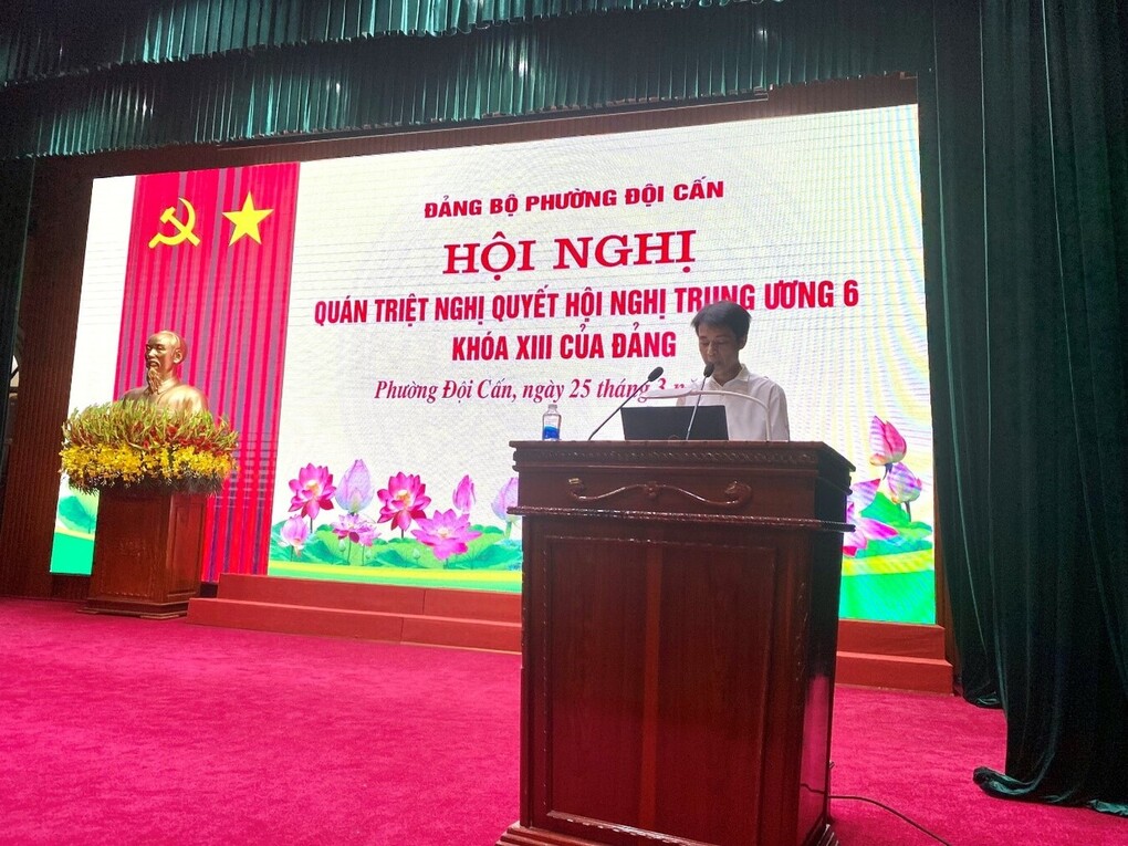Đảng viên trường THCS Thống Nhất nghiêm túc học tập Hội nghị quán triệt Nghị quyết Trung ương 6 khóa XIII của Đảng bộ Phường Đội Cấn