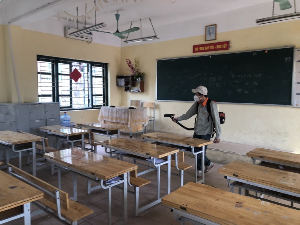 Trường THCS Thống Nhất phối hợp với Y tế phường Đội Cấn phun thuốc muỗi phòng, chống bệnh truyền nhiễm
