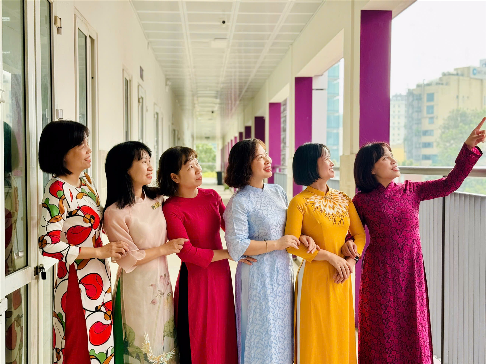 Rực rỡ sắc màu áo dài của giáo viên Trường THCS Thống Nhất