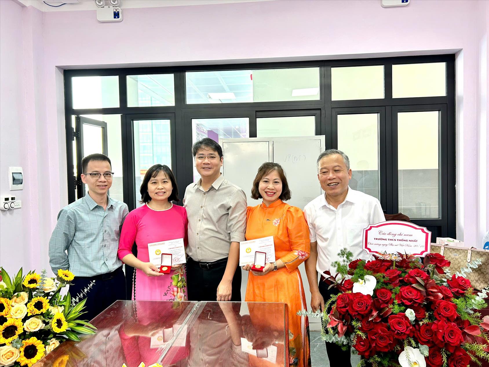Tặng Kỉ niệm chương vì sự nghiệp giáo dục cho hai cô giáo trường THCS Thống Nhất