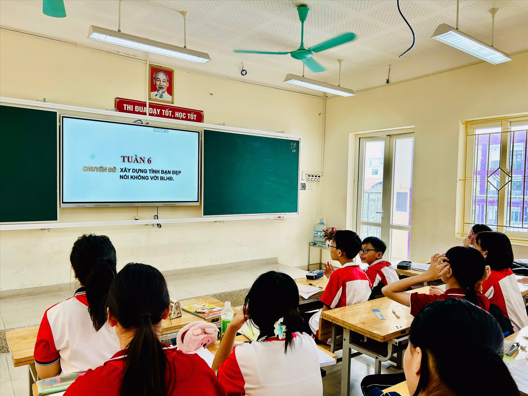 Tổ chức thảo luận về tình bạn, xây dựng môi trường không bạo lực học đường - PTMN chi đội 8A2