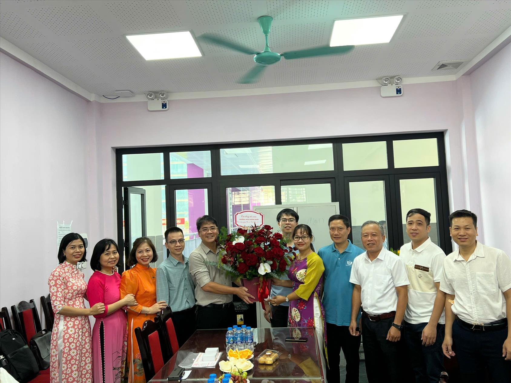 Ấm áp Ngày Phụ nữ Việt Nam tại trường THCS Thống Nhất