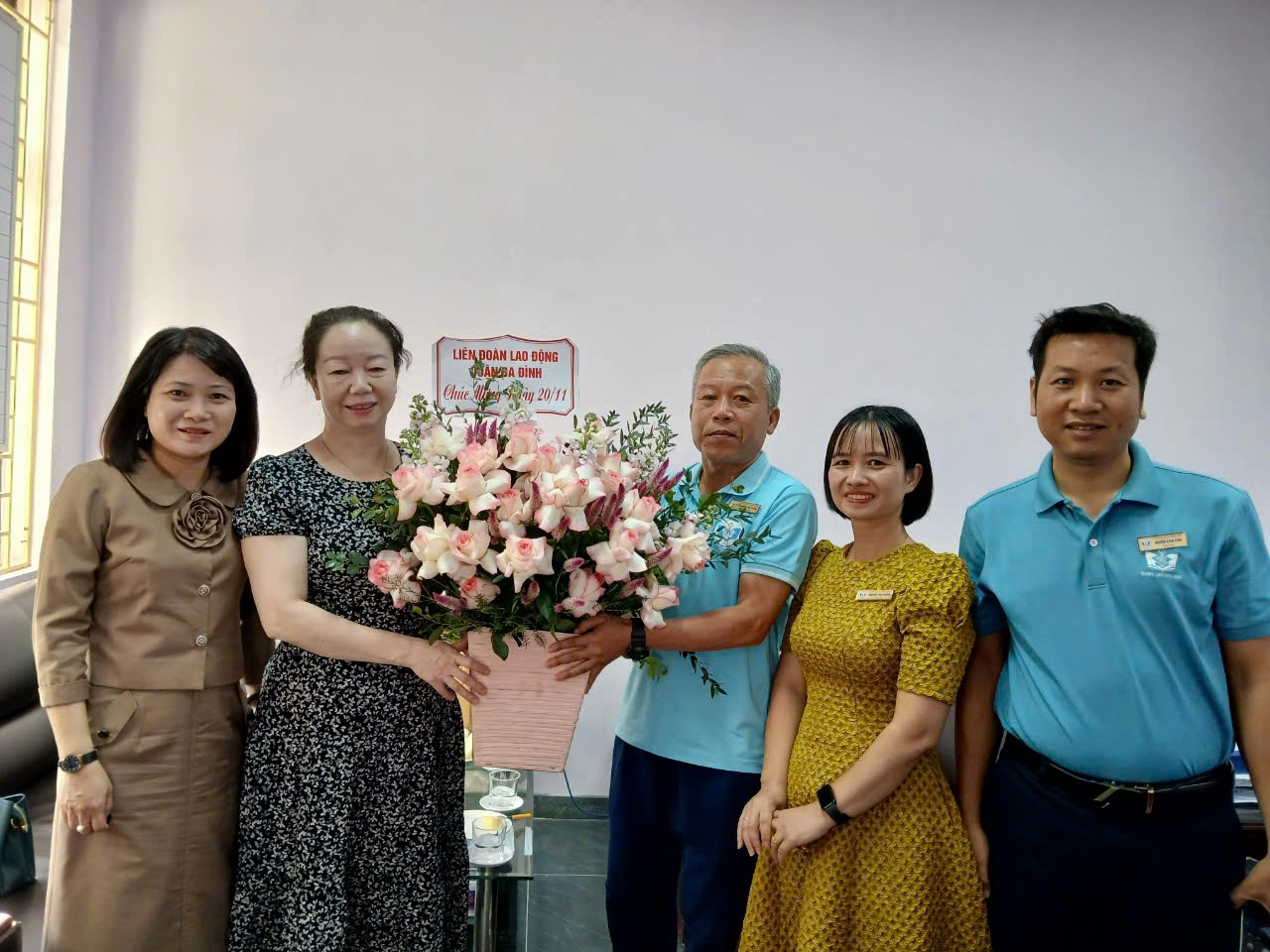Lãnh đạo LĐLĐ quận, Quận đoàn và Hội LHTN quận Ba Đình chúc mừng trường THCS Thống Nhất nhân kỷ niệm Ngày Nhà giáo Việt Nam