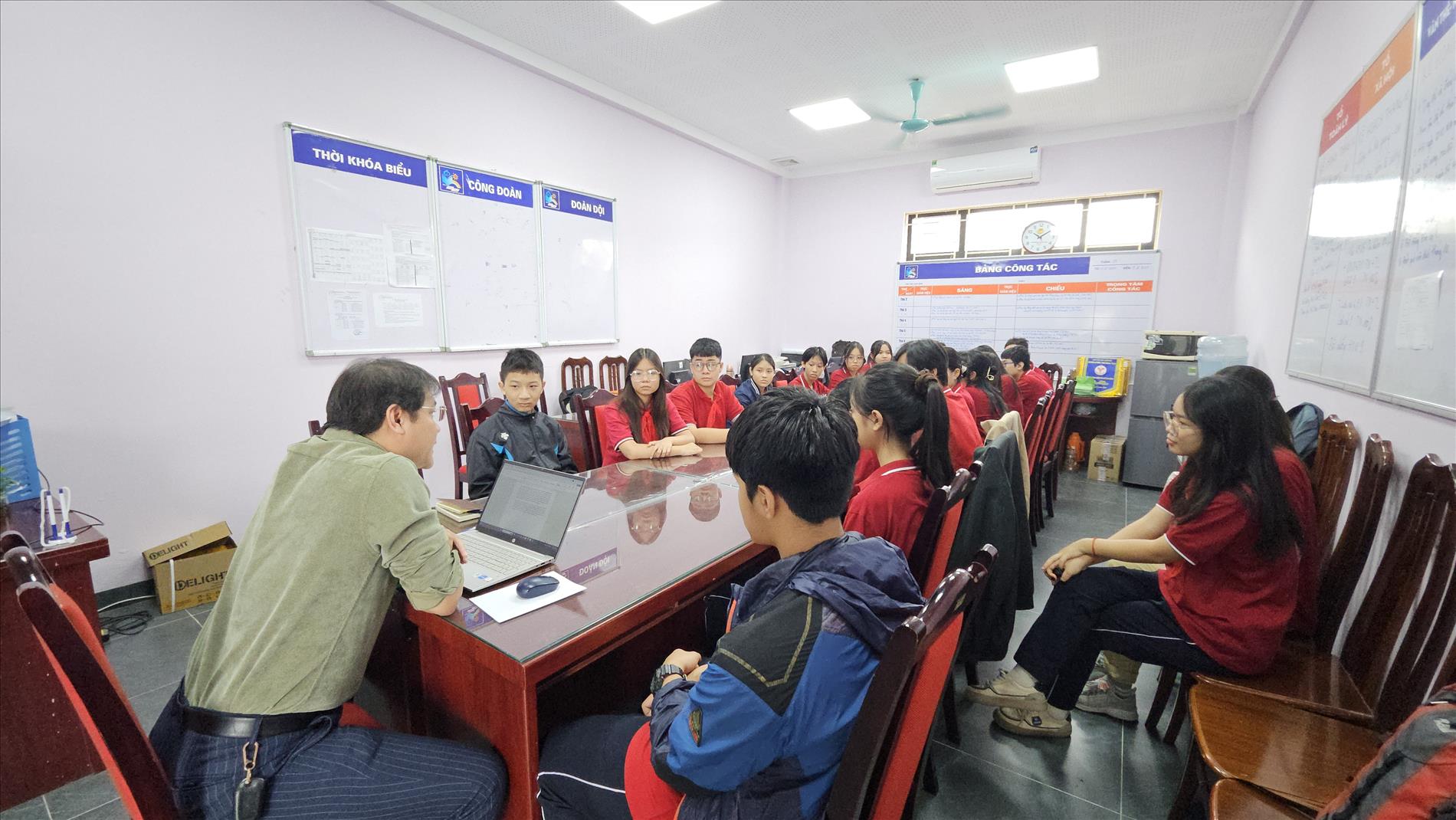 Thầy Hiệu trưởng gửi lời động viên đến đội tuyển HSG của nhà trường