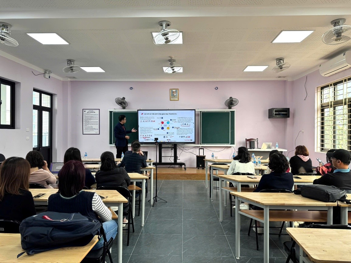 Trường THCS Thống Nhất tập huấn sử dụng công nghệ màn hình tương tác thế hệ mới trong giảng dạy