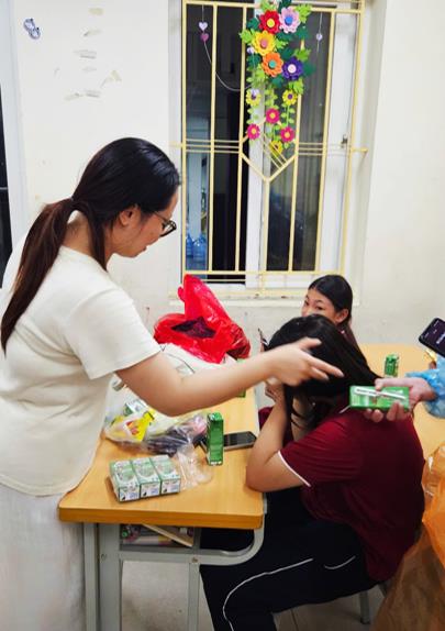 Thầy cô lo chu đáo cho học sinh trong cơn bão chiều