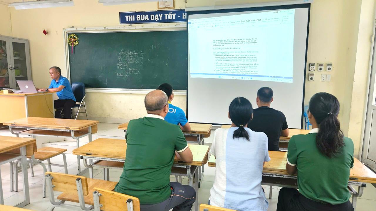 Giáo viên trường THCS Thống Nhất tham dự và báo cáo tại Hội nghị giáo vụ phường Ngọc Hà năm học 2025 – 2026