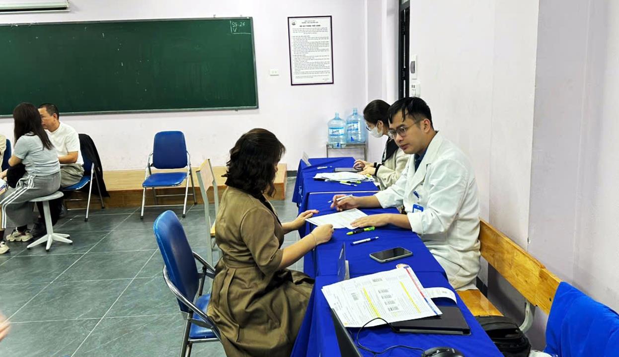 Trường THCS Thống Nhất tổ chức chăm sóc sức khỏe định kì cho cán bộ, giáo viên, nhân viên