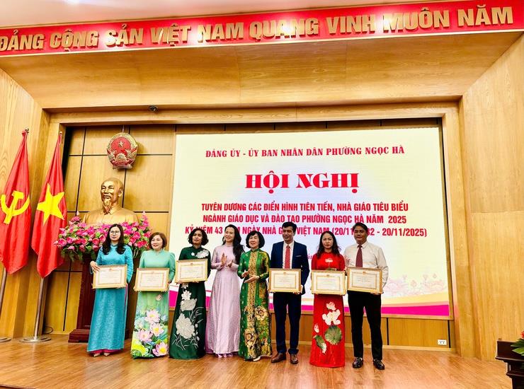 Trường THCS Thống Nhất được vinh danh tại Hội nghị tuyên dương các điển hình tiên tiến ngành Giáo dục phường Ngọc Hà