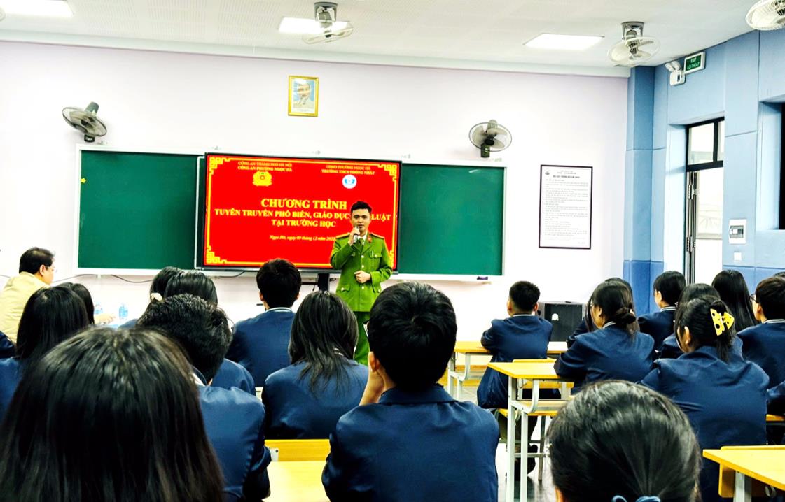 Trường THCS Thống Nhất phối hợp công an phường Ngọc Hà tuyên truyền, phổ biến giáo dục pháp luật cho học sinh