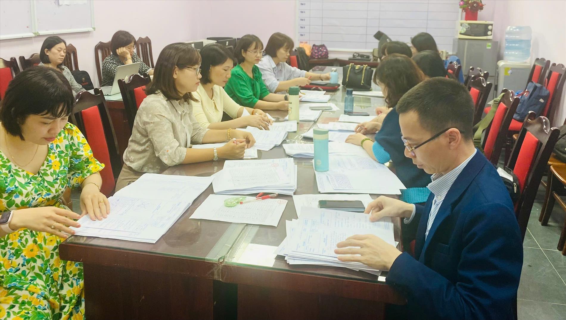 Giáo viên Ngữ văn thực hiện chấm chéo bài kiểm tra khảo sát lớp 9 theo phân công của Phòng GD-ĐT Ba Đình