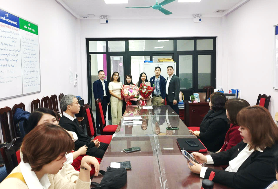 Trường THCS Thống Nhất trao quyết định điều động viên chức: Xúc động chia tay hai nhà giáo tận tâm