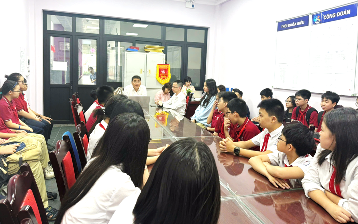 Ban giám hiệu trường THCS Thống Nhất gặp mặt, động viên học sinh tham dự Kỳ thi Olympic cấp quận năm học 2024-2025