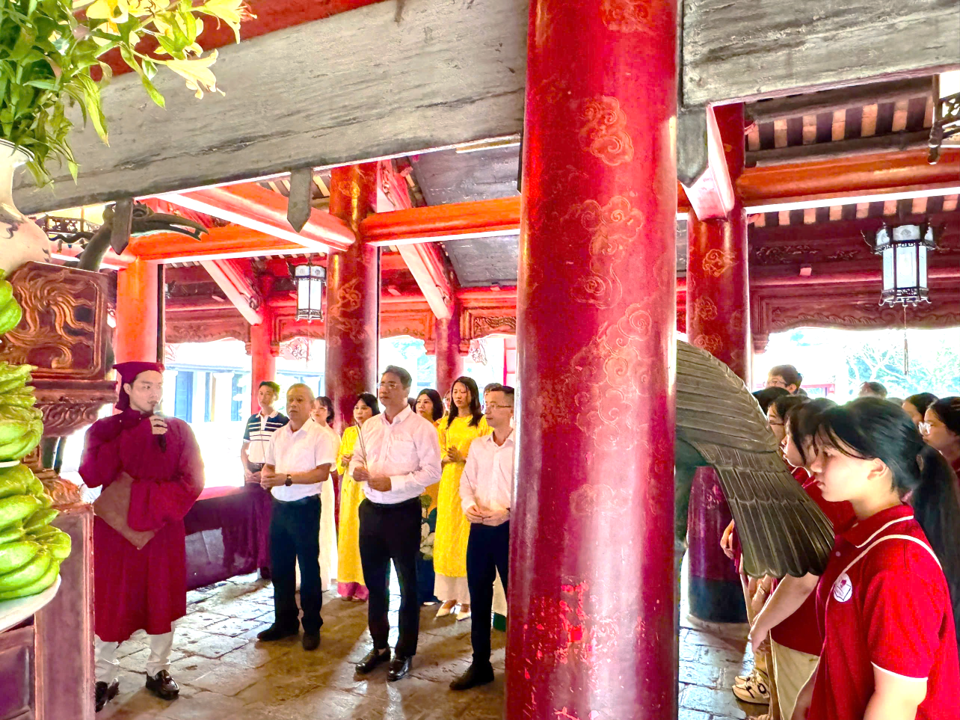 Trường THCS Thống Nhất trang trọng tổ chức Lễ dâng hương tại Văn Miếu – Quốc Tử Giám