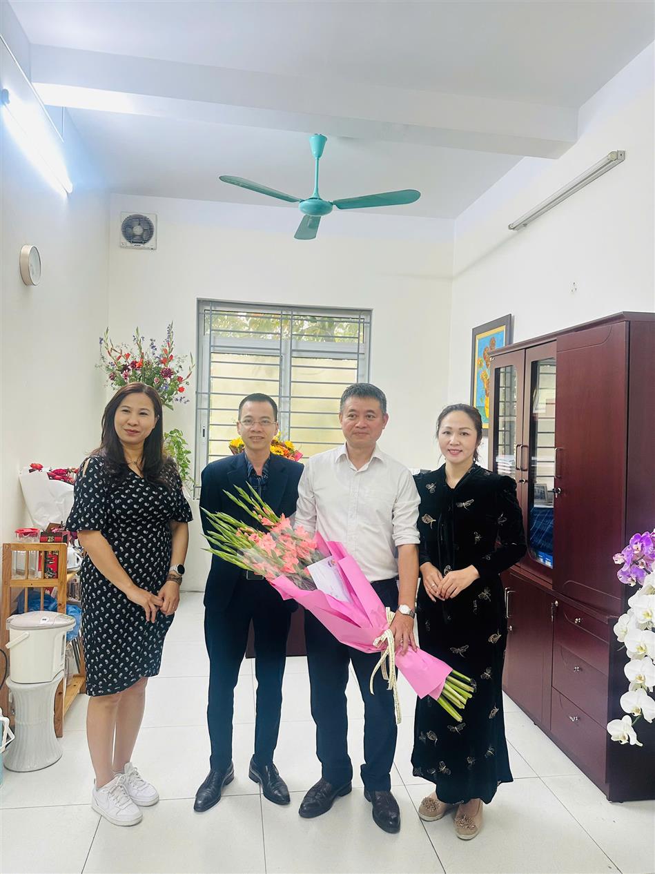 Trường THCS Thống Nhất và THCS Hoàng Hoa Thám chúc mừng Trạm Y tế phường Ngọc Hà nhân ngày Thầy thuốc Việt Nam 27/2