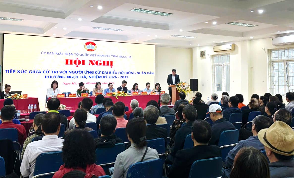 Thầy giáo Nguyễn Quốc Dương, Bí thư chi bộ, Hiệu trưởng trường THCS Thống Nhất trình bày Chương trình hành động tại Hội nghị tiếp xúc cử tri với người ứng cử đại biểu HĐND phường Ngọc Hà nhiệm kỳ 2026–2031