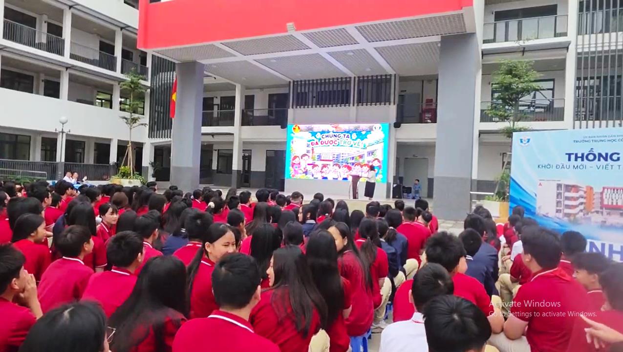 Rộn ràng ngày trở về: Học sinh Trường THCS Thống Nhất háo hức quay lại mái trường thân yêu