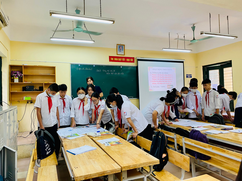 A group of people in a classroom

Description automatically generated with medium confidence