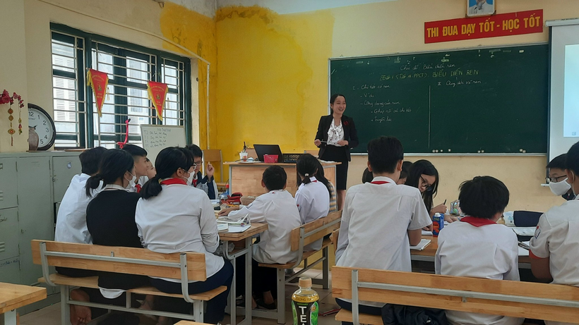 A teacher teaching a class

Description automatically generated with low confidence