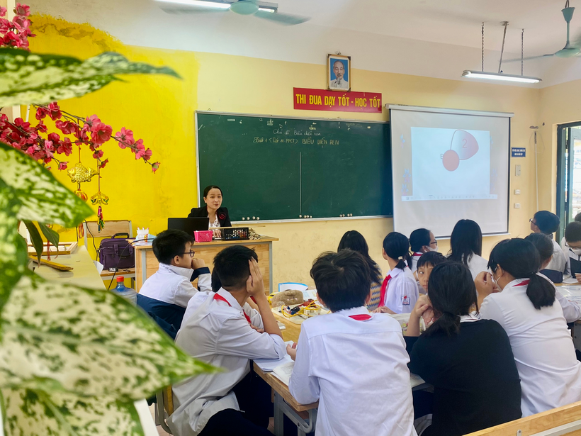 A teacher teaching a class

Description automatically generated with low confidence