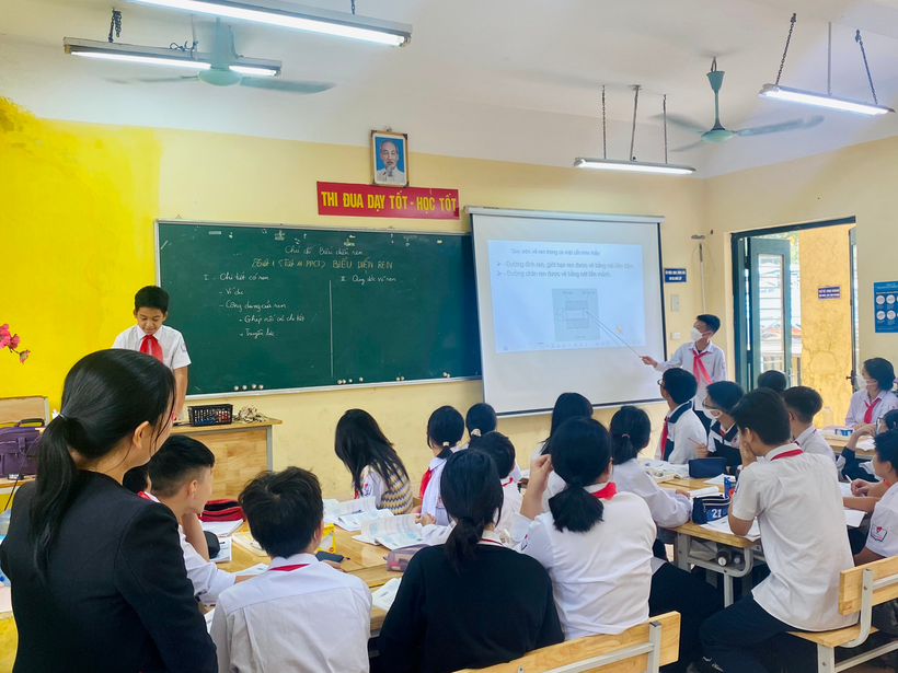 A teacher teaching a class

Description automatically generated with low confidence