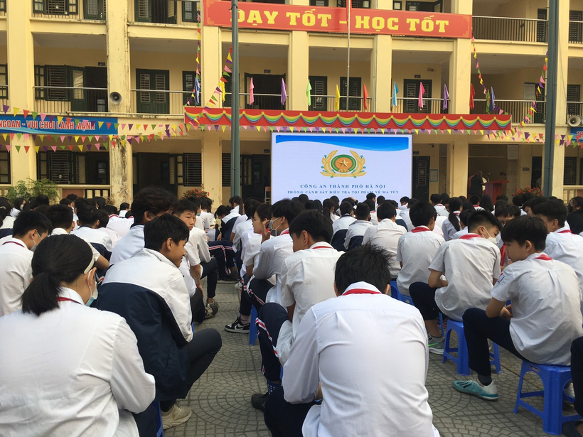 A group of people sitting outside

Description automatically generated with low confidence