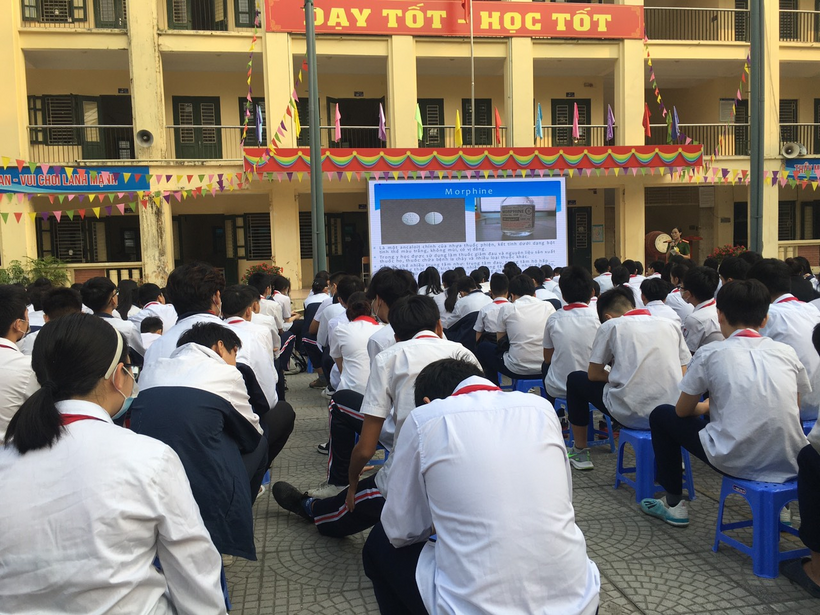 A group of people sitting outside

Description automatically generated with low confidence