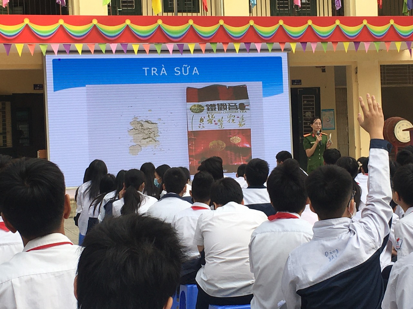 A person giving a presentation to a group of people

Description automatically generated with medium confidence