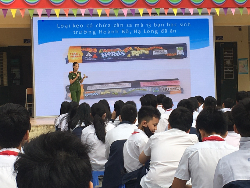 A person giving a presentation to a group of people

Description automatically generated with medium confidence