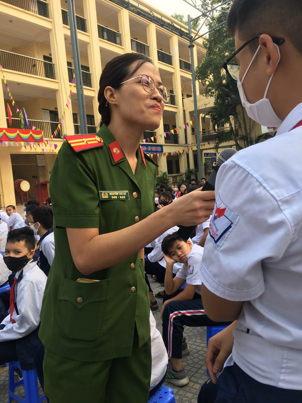 A picture containing person, crowd

Description automatically generated