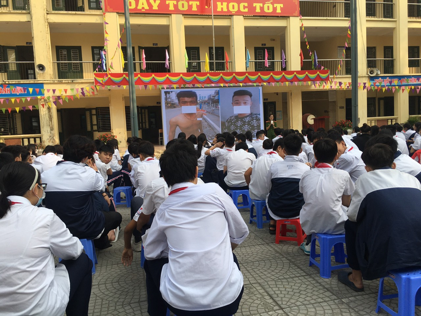 A group of people sitting outside

Description automatically generated with low confidence