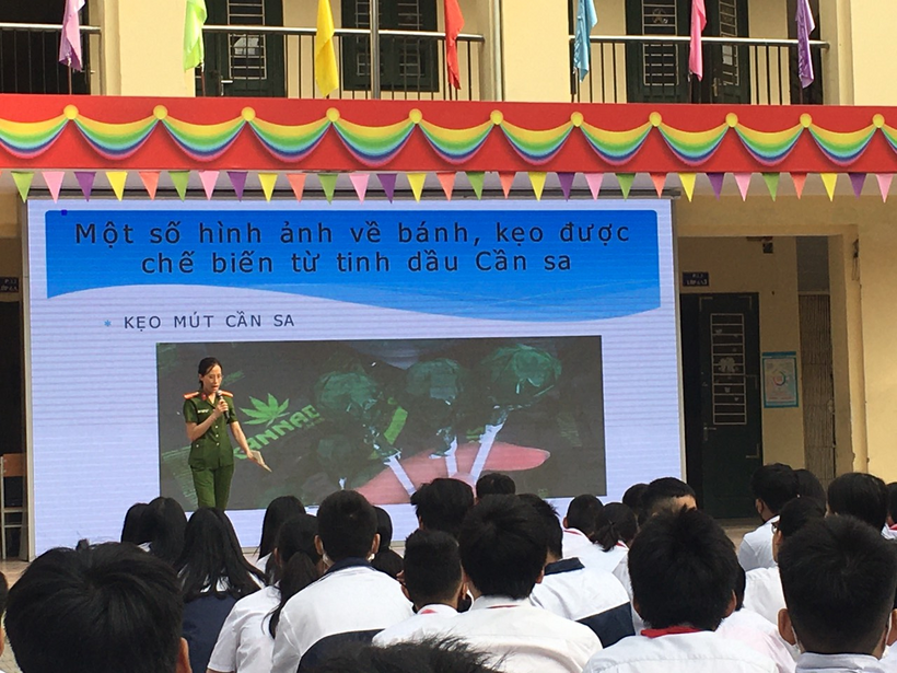 A person giving a presentation to a group of people

Description automatically generated with medium confidence