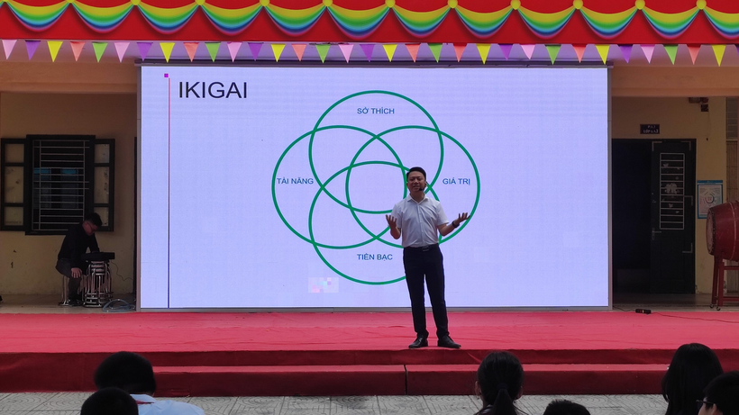 A person standing on a stage

Description automatically generated with medium confidence