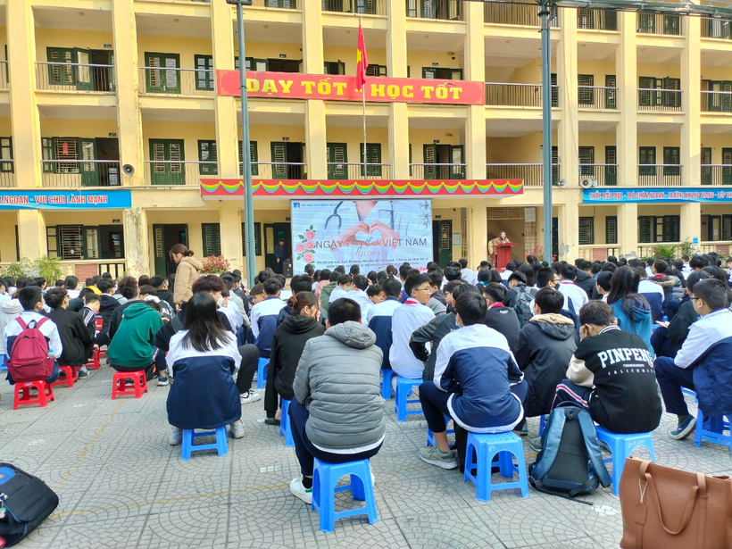 A group of people sitting outside

Description automatically generated with low confidence