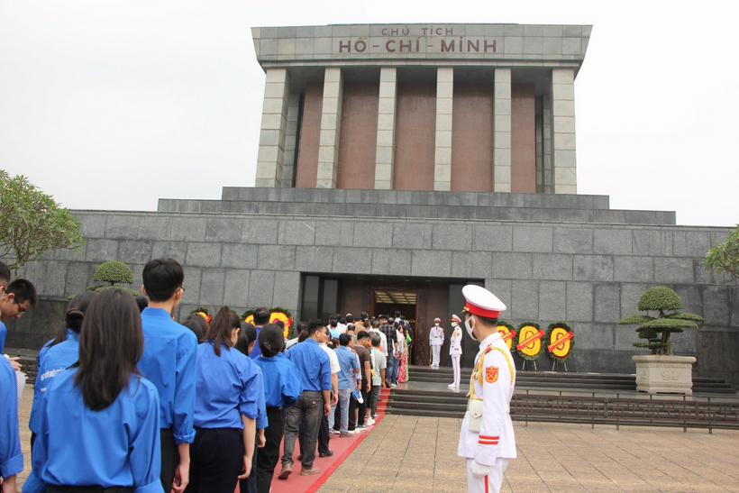 A group of people standing outside a building

Description automatically generated with low confidence