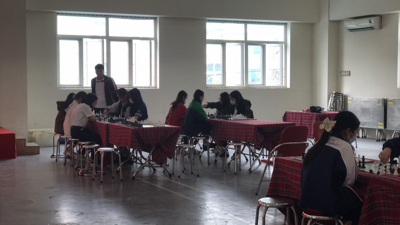 A group of people sitting around a table
Description automatically generated with medium confidence