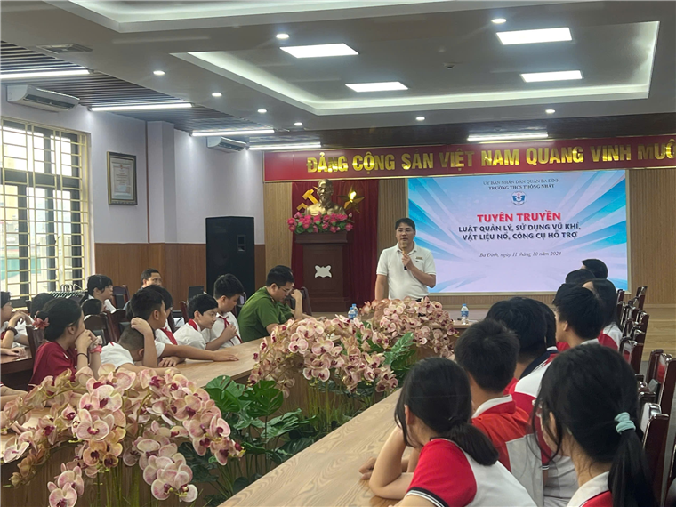 Một nhóm người ngồi cùng bàn

Mô tả được tạo tự động
