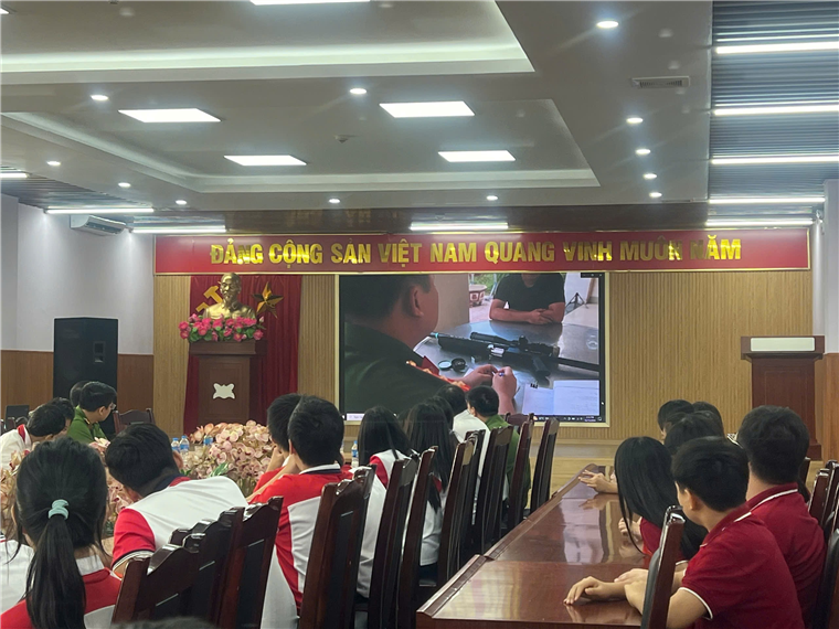 Một nhóm người ngồi trong một căn phòng

Mô tả được tạo tự động
