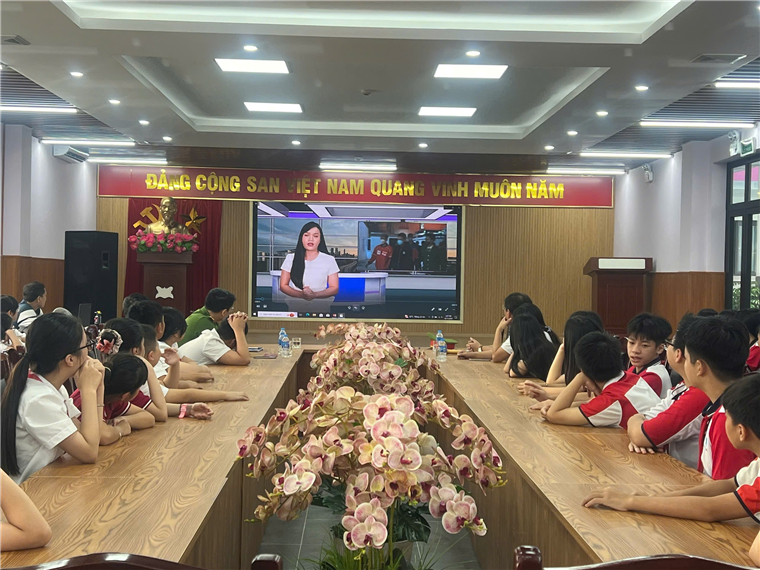 A group of people sitting at a table

Description automatically generated